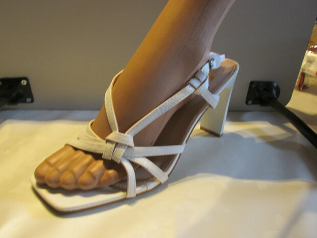 witte sandalen met hoge hakken