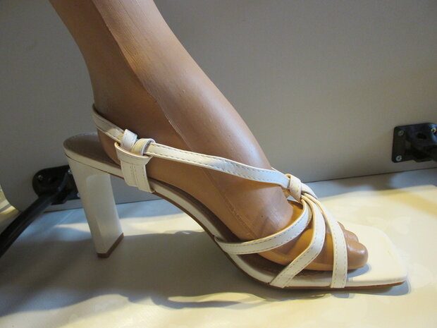 witte sandalen met hoge hakken