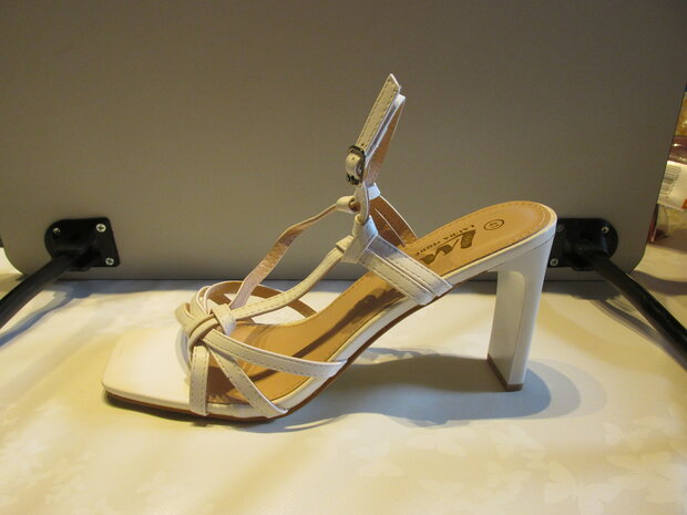 witte sandalen met hoge hakken