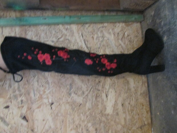 bottes longues noires avec coquelicots