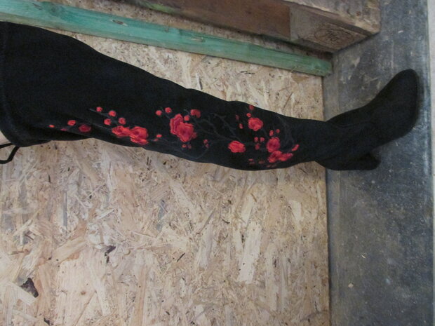 bottes longues noires avec coquelicots