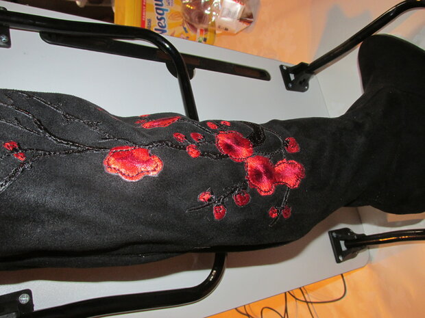 bottes longues noires avec coquelicots