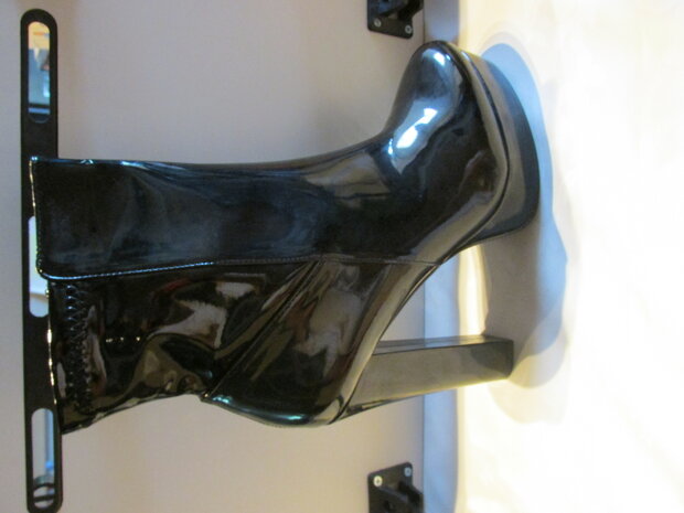 bottines noires brillantes