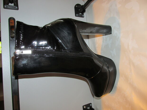 bottines noires brillantes